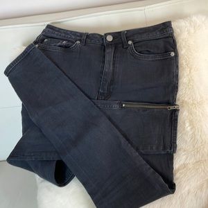 BLK black denim. Skinny with ankle zip. Size 28.
